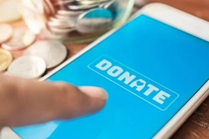 man clicking on donate button